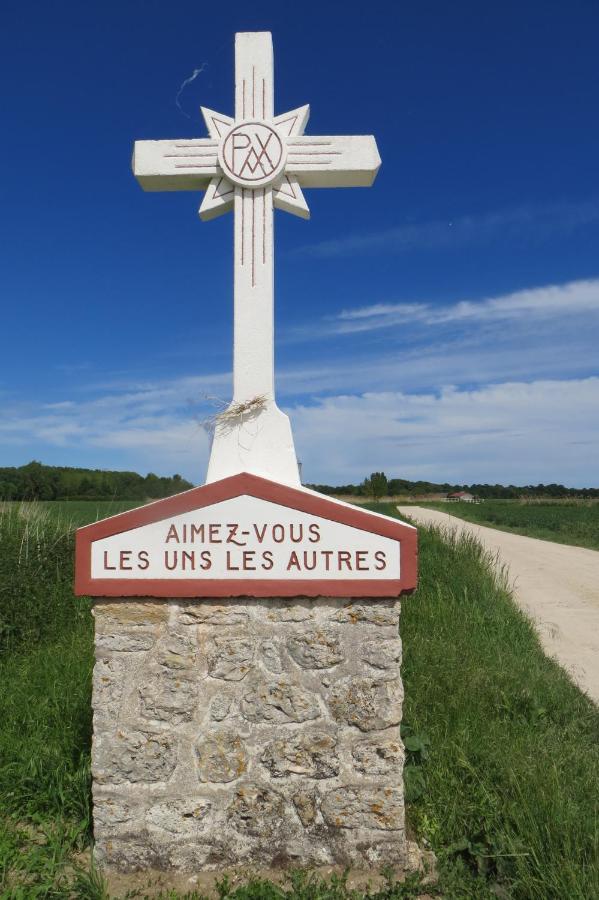 La Ferme De L'Isle Et Sa Roulotte Bed & Breakfast Avaray ภายนอก รูปภาพ