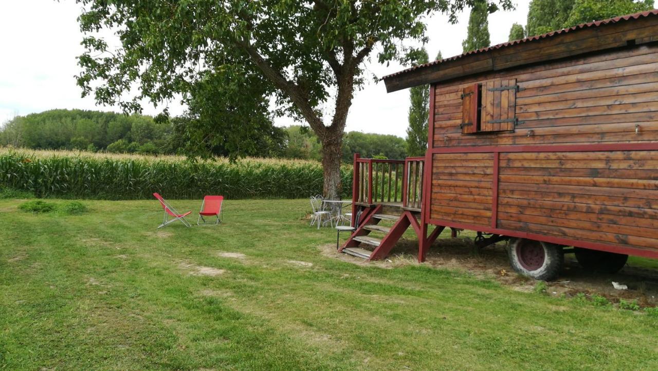 La Ferme De L'Isle Et Sa Roulotte Bed & Breakfast Avaray ภายนอก รูปภาพ
